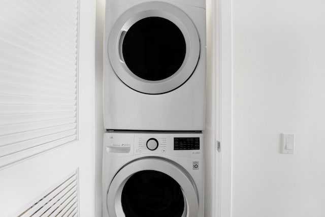 500 W Superior St Unit 1207, Chicago, IL 60654 - laundry area with stacked washer and clothes dryer
