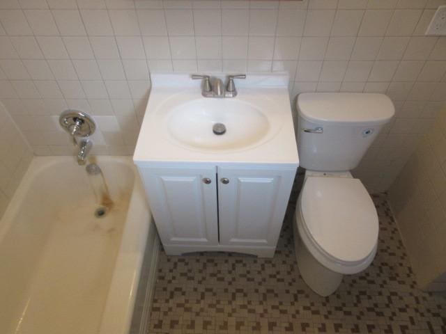 2012 W 111th St Unit 3S, Chicago, IL 60643 - full bathroom featuring a tub to relax in, vanity, and tile patterned floors
