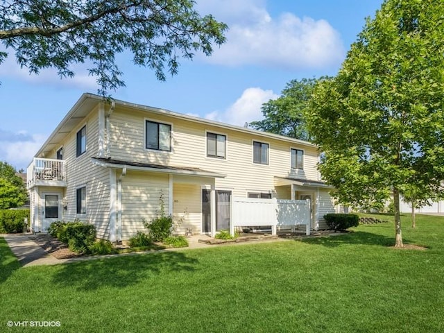 325 Bayview Pt, Schaumburg, IL 60194 - back of property with a yard and a balcony