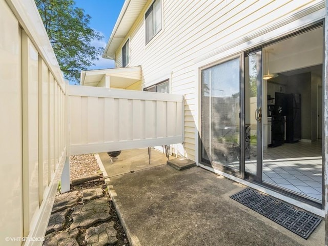 325 Bayview Pt, Schaumburg, IL 60194 - view of patio / terrace