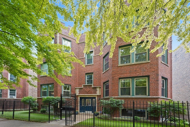 2753 N Spaulding Ave Unit Gs, Chicago, IL 60647 - view of property featuring a fenced front yard