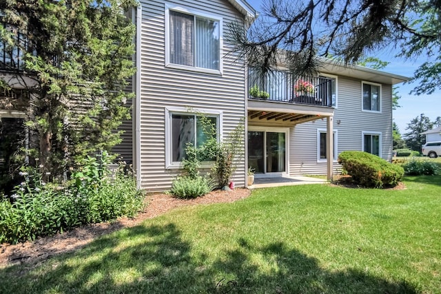 7000 Remington Ct Unit 102, Woodridge, IL 60517 - back of property with a balcony and a yard