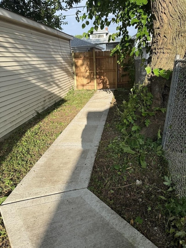 8014 S Bishop St, Chicago, IL 60620 - view of yard