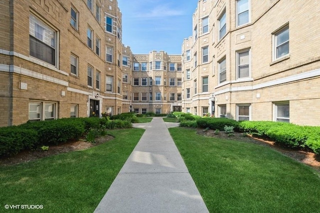 1634 W Columbia Ave Unit 2S, Chicago, IL 60626 - view of community with a yard