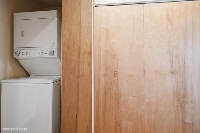 1634 W Columbia Ave Unit 2S, Chicago, IL 60626 - washroom featuring stacked washer and clothes dryer