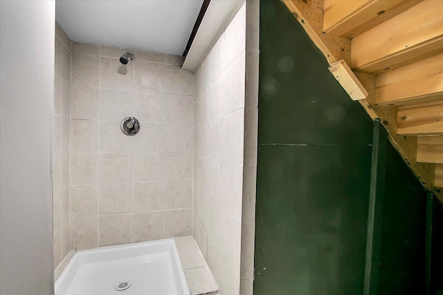1921 Wisteria Ct Unit 3, Naperville, IL 60565 - bathroom featuring a tile shower