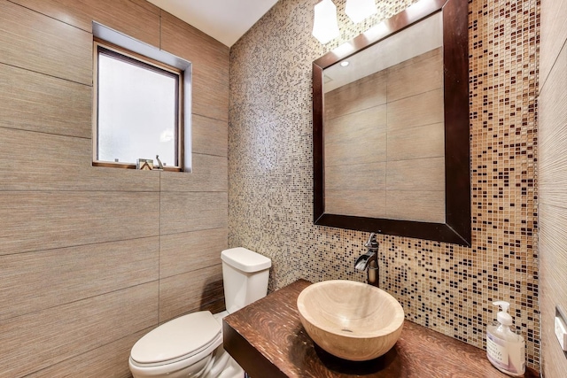 3215 S Calumet Ave, Chicago, IL 60616 - half bathroom featuring tile walls and a sink