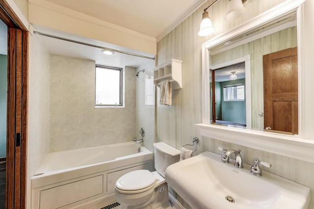 3215 S Calumet Ave, Chicago, IL 60616 - bathroom featuring bathtub / shower combination and crown molding