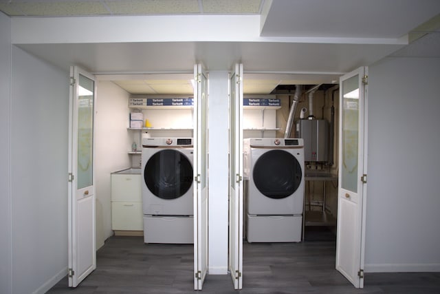 600 W Bloomingdale Rd, Itasca, IL 60143 - laundry area with dark wood-style flooring, water heater, and washing machine and dryer