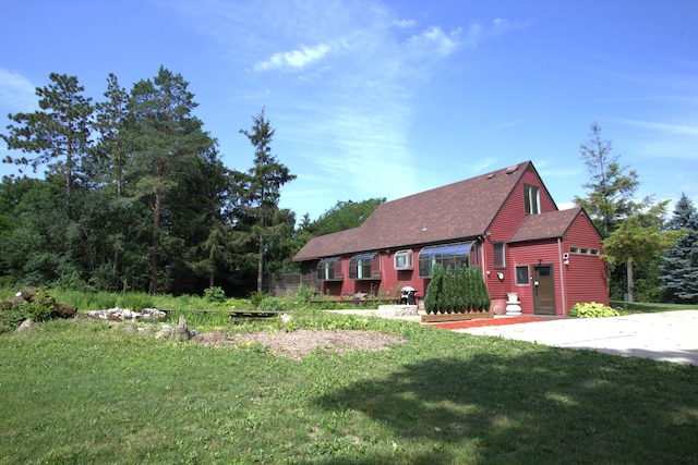 600 W Bloomingdale Rd, Itasca, IL 60143 - view of front facade featuring a shingled roof and a front lawn