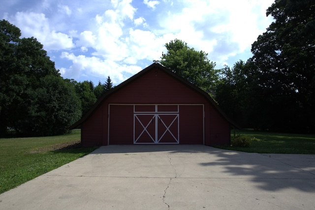 600 W Bloomingdale Rd, Itasca, IL 60143 - view of barn featuring a lawn