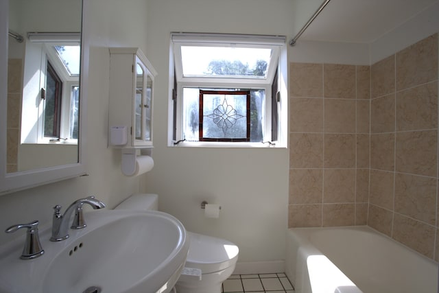 600 W Bloomingdale Rd, Itasca, IL 60143 - bathroom featuring plenty of natural light, tile patterned flooring, and bathing tub / shower combination