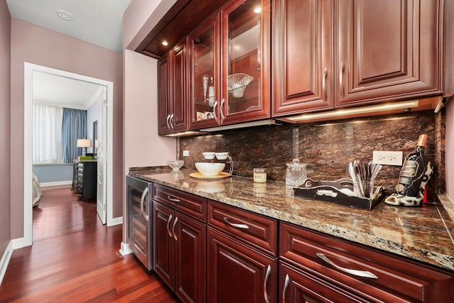 1300 N Lake Shore Dr Unit 10B, Chicago, IL 60610 - bar area featuring beverage cooler, dark wood-style floors, and backsplash
