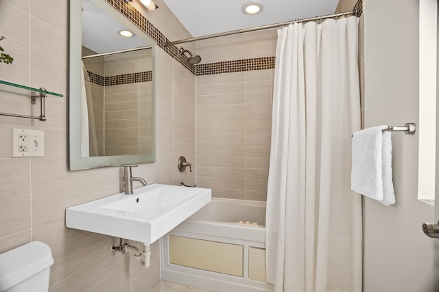1475 W Winona St Unit 2, Chicago, IL 60640 - full bath featuring tile walls, shower / tub combo with curtain, recessed lighting, and backsplash