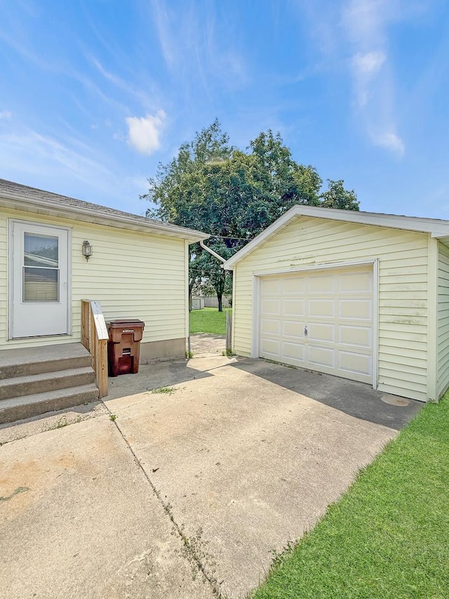 207 Southview Dr, Rochelle, IL 61068 - detached garage featuring driveway