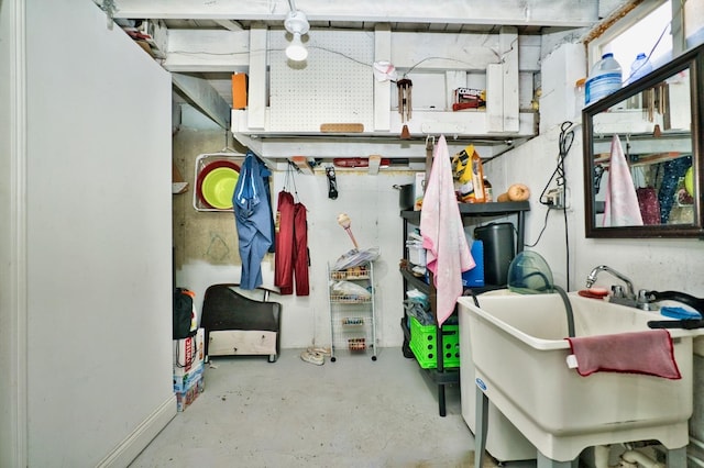 9666 Lois Dr Unit D, Des Plaines, IL 60016 - storage room with a sink