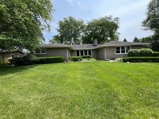 309 S Circle Dr, Palatine, IL 60067 - ranch-style home featuring a chimney and a front yard