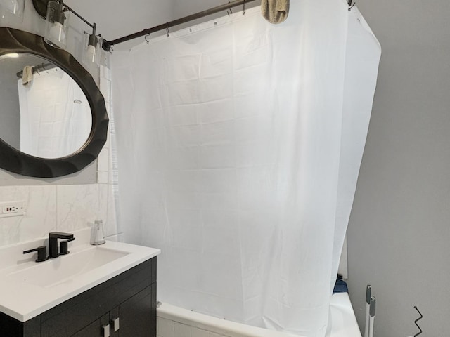 5943 S Indiana Ave, Chicago, IL 60637 - full bath featuring shower / tub combo with curtain, vanity, and backsplash