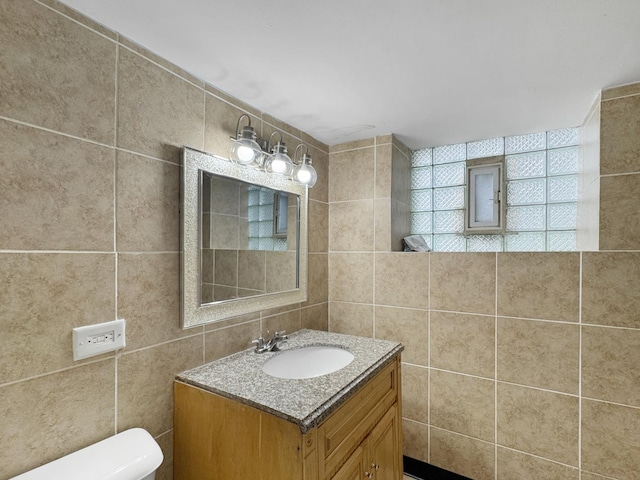 5943 S Indiana Ave, Chicago, IL 60637 - bathroom featuring tile walls and vanity