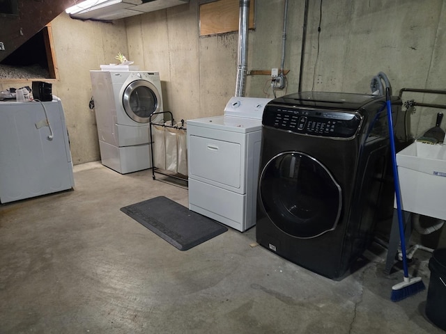 811 N Glenwood Pl, Aurora, IL 60506 - washroom featuring washing machine and clothes dryer