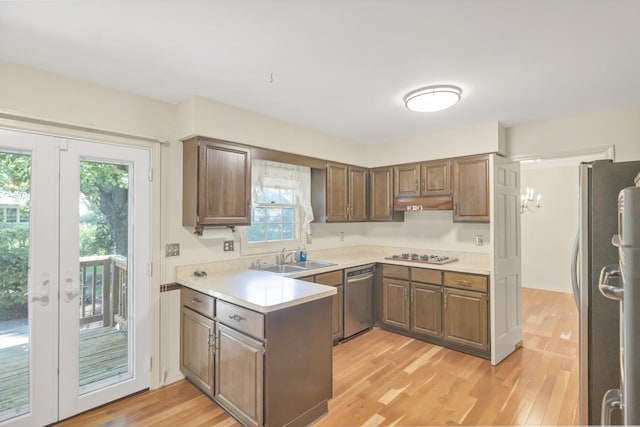 1016 Charleston Dr, Saint Charles, IL 60174 - kitchen featuring stainless steel appliances, a peninsula, light wood-style floors, and plenty of natural light