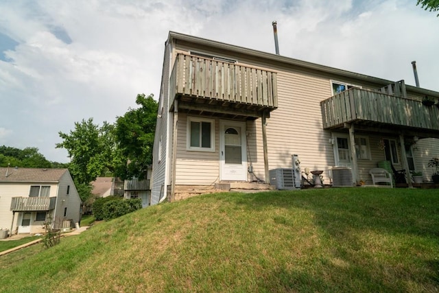 89 Maude Ave Unit A, Fox Lake, IL 60020 - back of property with a lawn