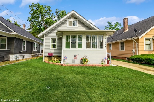 916 Pearl St, Aurora, IL 60505 - view of front of property with a front lawn
