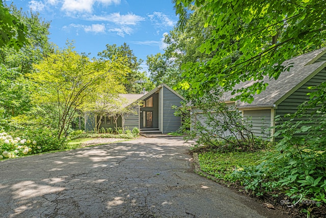 7 Vista Ridge Dr, Galena, IL 61036 - view of front facade with driveway and roof with shingles