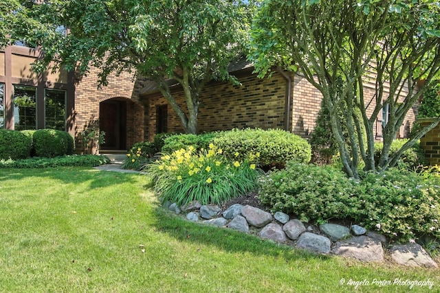 1815 Vineyard Ln, Spring Grove, IL 60081 - view of front of home featuring brick siding and a front lawn