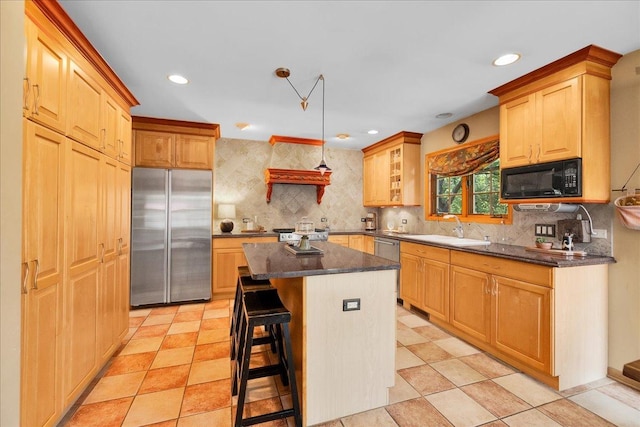 531 N Easy St, Palatine, IL 60067 - kitchen with stainless steel appliances, tasteful backsplash, a center island, a breakfast bar area, and recessed lighting