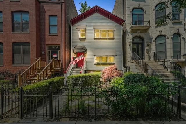1530 W Monroe St, Chicago, IL 60607 - view of front facade with stairs and a fenced front yard