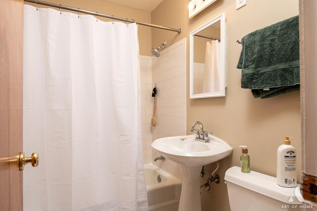 421 W Verret St, Elmhurst, IL 60126 - full bathroom featuring toilet and shower / tub combo with curtain