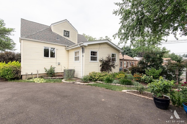 421 W Verret St, Elmhurst, IL 60126 - view of front of home with a shingled roof