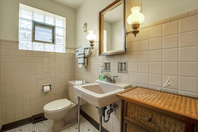 11340 S Drake Ave, Chicago, IL 60655 - bathroom featuring tile walls, tile patterned floors, and a wainscoted wall