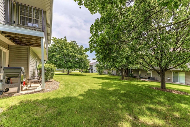557 E Shag Bark Ln Unit H, Streamwood, IL 60107 - view of green lawn