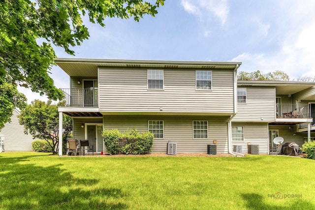 557 E Shag Bark Ln Unit H, Streamwood, IL 60107 - rear view of house with a balcony and a yard
