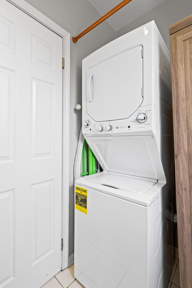 4240 N Clarendon Ave Unit 405S, Chicago, IL 60613 - laundry area featuring stacked washing machine and dryer