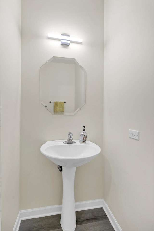 1850 Maureen Dr, Hoffman Estates, IL 60192 - bathroom featuring baseboards and a sink