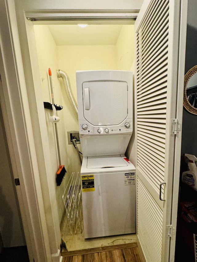 900 N Kingsbury St Unit 861, Chicago, IL 60610 - laundry area featuring estacked washer and dryer and dark wood-type flooring