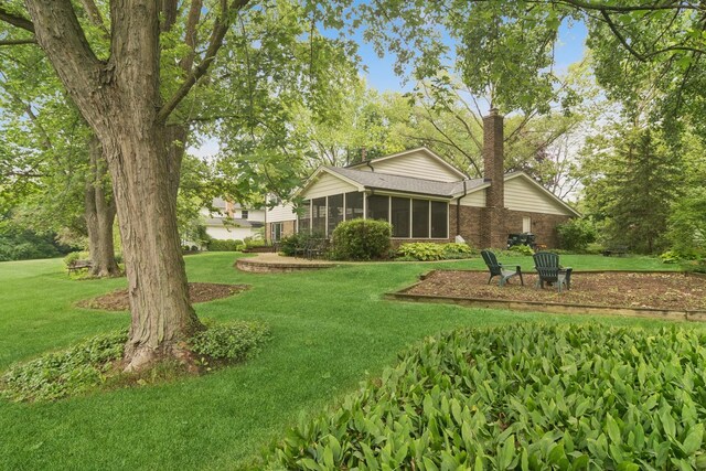 870 Georgetowne Ln, Barrington, IL 60010 - view of grassy yard featuring a sunroom