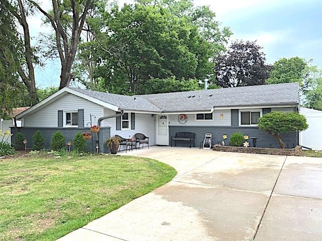 534 White Oak Rd, Bolingbrook, IL 60440 - single story home with a front lawn and concrete driveway
