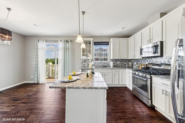 10589 153rd Pl, Orland Park, IL 60462 - kitchen with stainless steel appliances, plenty of natural light, a kitchen island, backsplash, and recessed lighting