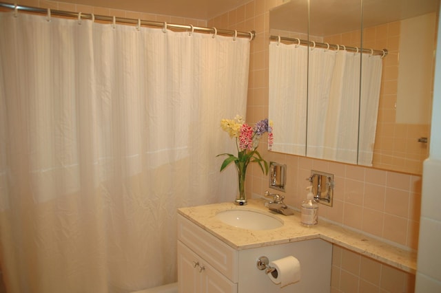 21 W Goethe St Unit 17C, Chicago, IL 60610 - full bath featuring tasteful backsplash, vanity, and curtained shower