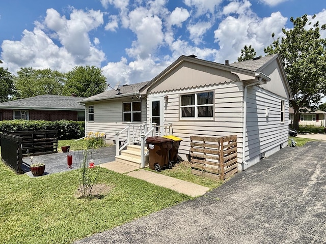 505 Highland St, Belvidere, IL 61008 - view of front of property with a front lawn