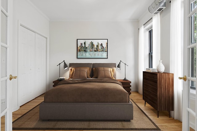 1023 W Balmoral Ave Unit 3A, Chicago, IL 60640 - bedroom featuring light wood-type flooring, ornamental molding, and a closet