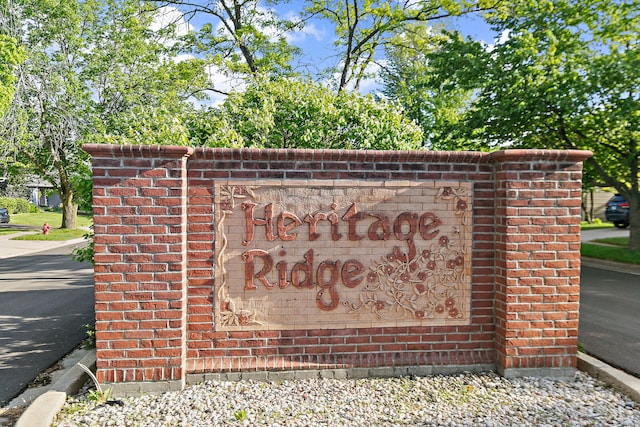 105 Devonshire Dr, Dekalb, IL 60115 - view of community / neighborhood sign