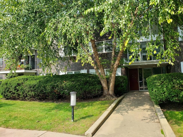 8710 Skokie Blvd Unit 1A, Skokie, IL 60077 - surrounding community with a lawn