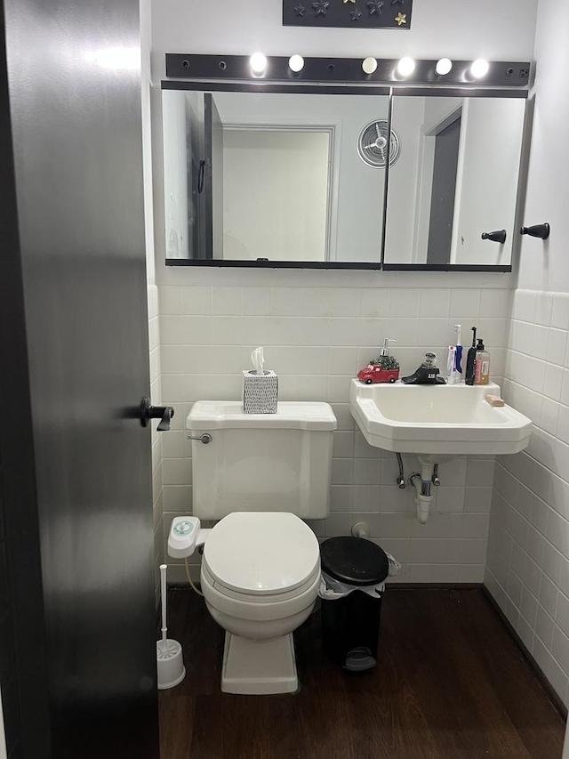 8710 Skokie Blvd Unit 1A, Skokie, IL 60077 - bathroom with tile walls and wood finished floors
