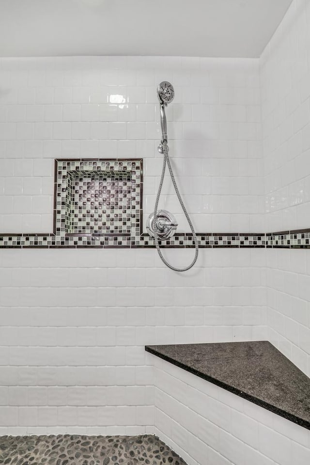 330 Dorchester Ln, Grayslake, IL 60030 - bathroom featuring tiled shower