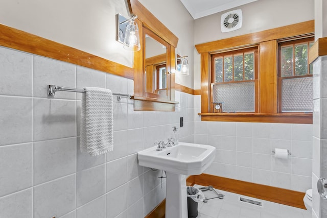 321 W Chebanse Ave, Chebanse, IL 60922 - bathroom featuring tile walls and tile patterned flooring